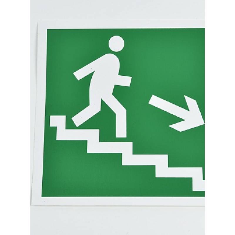 Вправо не ходить. Направление к эвакуационному выходу по лестнице вниз е13. Эвакуационный знак е13. Е13 знак безопасности. Знак е14 направление к эвакуационному выходу по лестнице вниз налево.