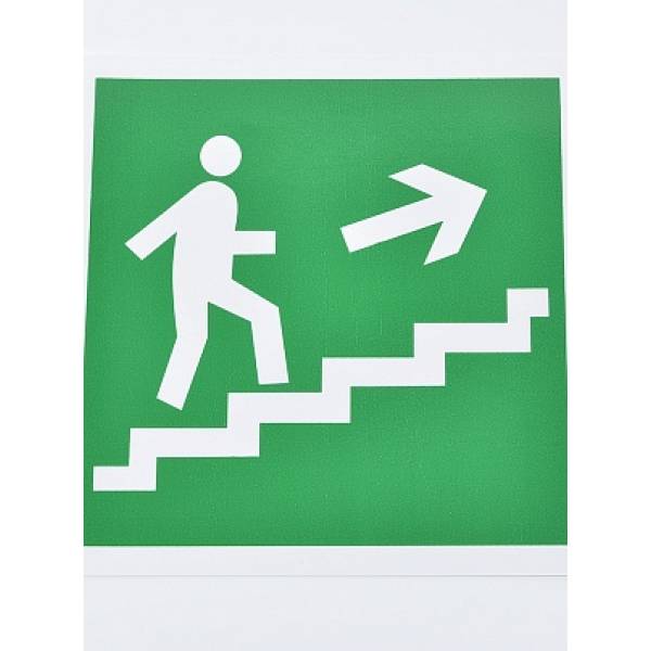 Эвакуационный знак Е15 "Направление к эвакуационному выходу по лестнице вверх" (направо) 